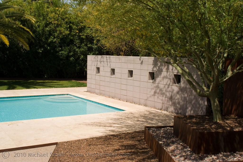 Photo of a swimming pool at a mid-century modern house in Phoenix.