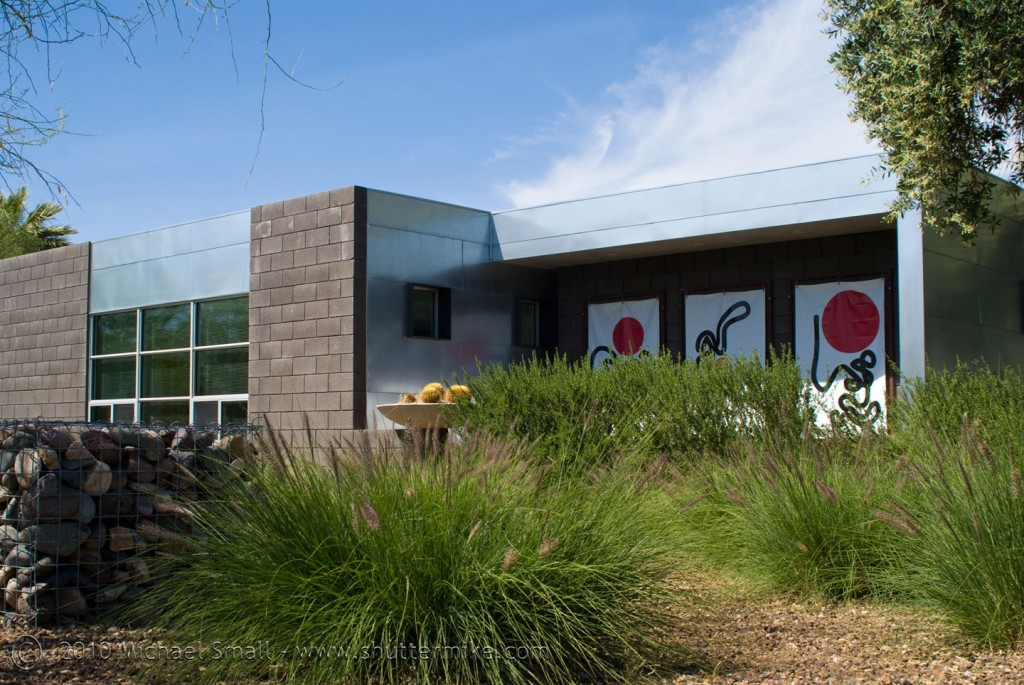 Exterior photo of a mid-century modern home in Phoenix.