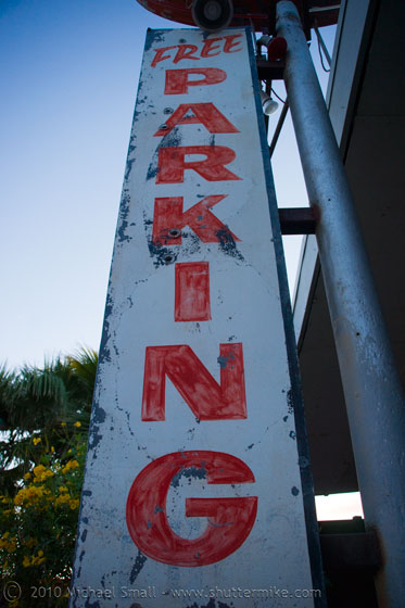 Photo of a free parking sign at the Melrose Pharmacy in Phoenix