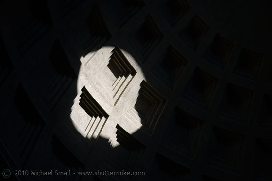 Photo of the light cast by the hole in the Pantheon dome