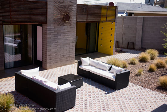 Photo of a mid-century modern outdoor room in Phoenix. 